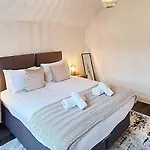 Stunning Luxury Spacious Holiday Home - 5 Bedrooms - Rest & Recharge In Manchester
