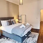 Stunning Luxury Spacious Holiday Home - 5 Bedrooms - Rest & Recharge In Manchester